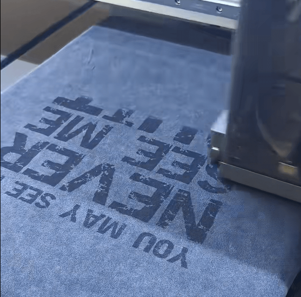 This is a detailed picture of the operation of DTG in common garment printing technology