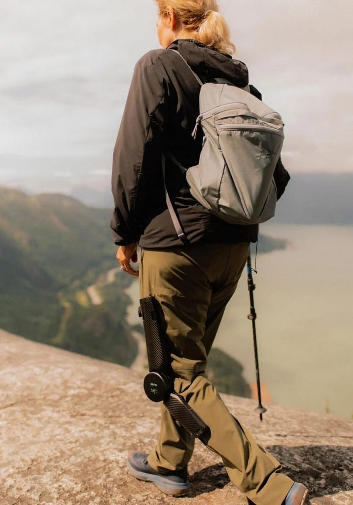 Arc'teryx and Skip, a spin-off company of Google, have launched the world's first "powered pants" - MO/GO. This high-tech mountaineering pants has a built-in powered exoskeleton, which can provide 40% additional assistance to the legs when climbing uphill, easily solving the fatigue and pressure when climbing.