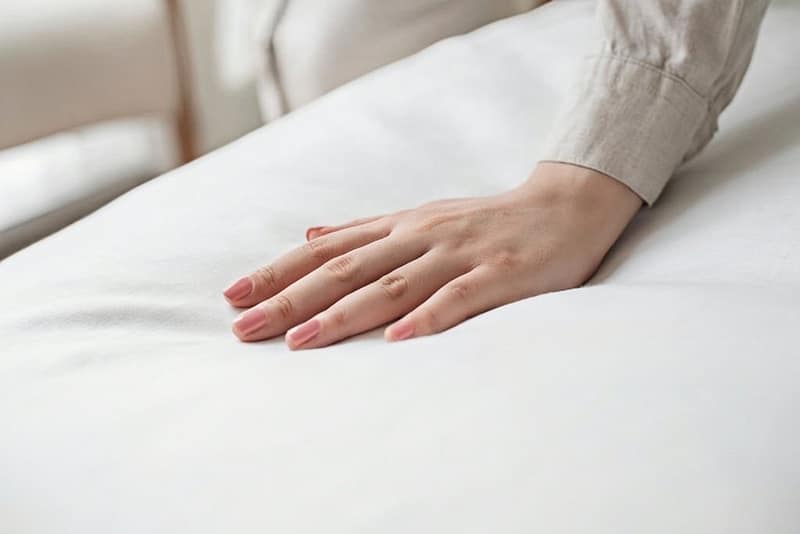 Touch the soft down comforter and feel the fabric handfeel.