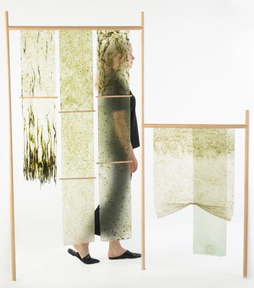 🇨🇦The Biogarmentry clothing series launched by Canadian designer Roya Aghighi is made of algae. Combining synthetic biology and design, the concept of "living photosynthetic cell textiles" is proposed, opening up a new field of fashion and exploring the relationship between design and biology. Biogarmentry fabrics are spun from Chlamydomonas reinhardtii and nanopolymers. They are pure natural, linen-like and biodegradable.